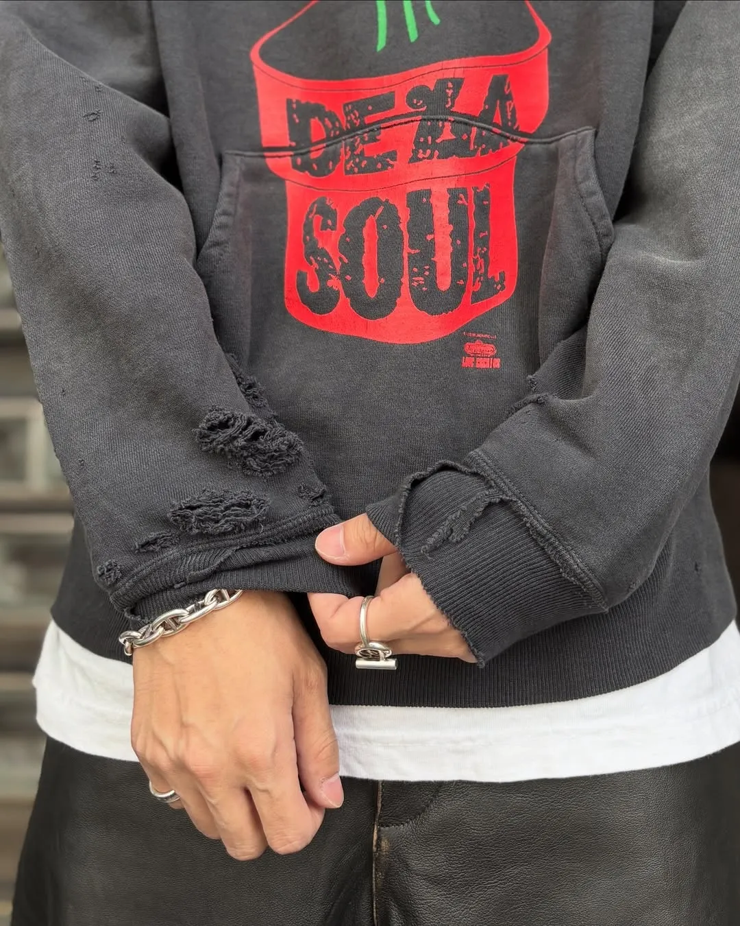 SAINT Mxxxxxx × DE LA SOUL DLS_HOODIE/DE LA SOUL/BLK DE LA SOUL co-branded potted plant destruction hoodie, washed black S-XL, a very important hoodie this season. It embodies the brand philosophy through the humorous potted plant and slogan design. In addition, through a large number of hand-made fraying, cutting and other damage processing, as well as heavy washing and oxidative fading treatment, a perfect Vintage effect is created. Original mold opening Customized co-branded main mark and wash water mark, correct version